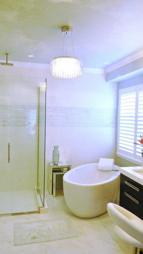 Foto di una stanza da bagno moderna di medie dimensioni con lavabo sottopiano, ante lisce, ante marroni, top in quarzite, vasca freestanding, piastrelle bianche, piastrelle in gres porcellanato e pareti bianche