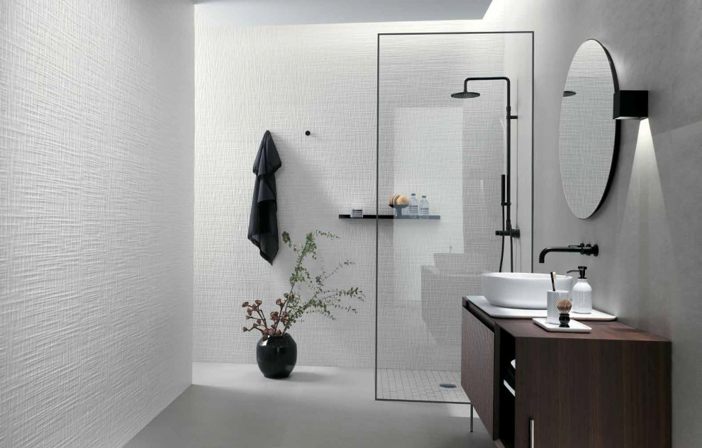 Идея дизайна: большая главная ванная комната в стиле модернизм с плоскими фасадами, темными деревянными фасадами, душем без бортиков, белой плиткой, керамогранитной плиткой, белыми стенами, настольной раковиной и белым полом