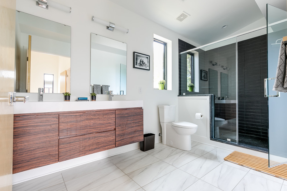 Modelo de cuarto de baño principal moderno con ducha empotrada, baldosas y/o azulejos negros y paredes negras