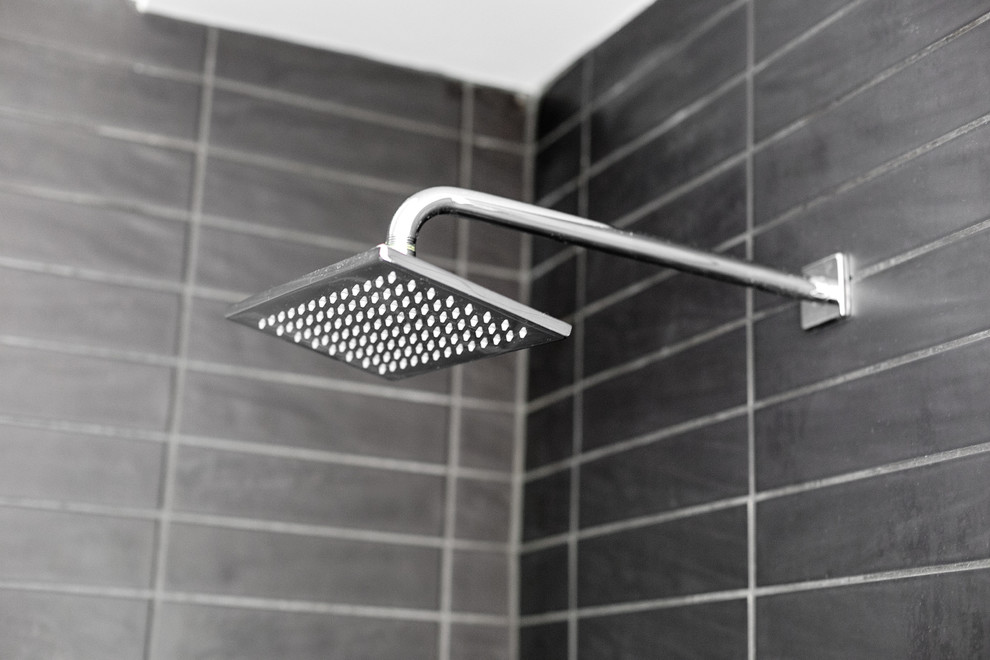 Diseño de cuarto de baño minimalista con ducha empotrada, baldosas y/o azulejos grises y paredes grises