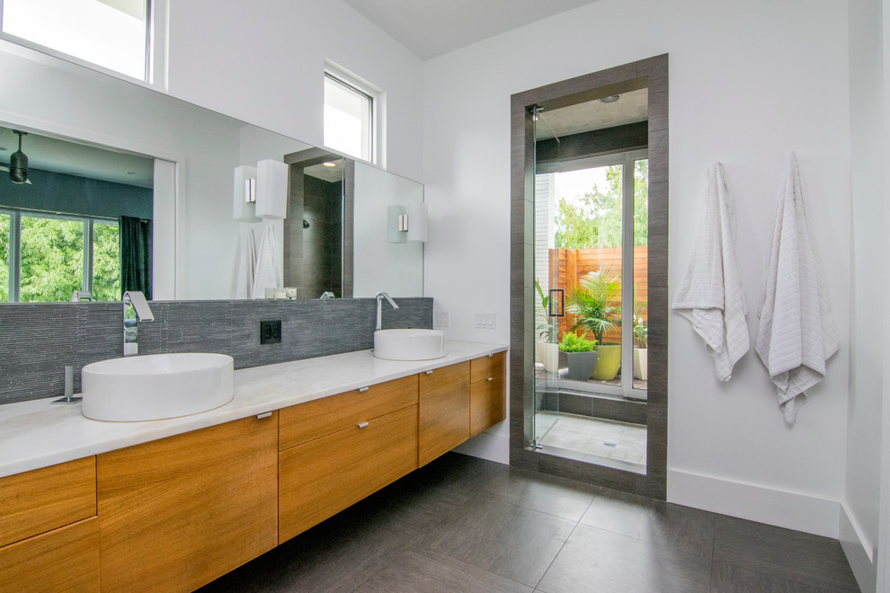 Großes Modernes Badezimmer En Suite mit flächenbündigen Schrankfronten, lila Schränken, Duschnische, grauen Fliesen, Stäbchenfliesen, weißer Wandfarbe, Aufsatzwaschbecken, Quarzit-Waschtisch, grauem Boden und Falttür-Duschabtrennung in Tampa