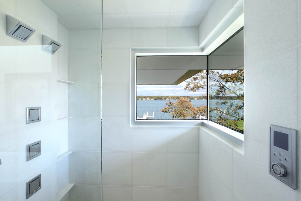 Exempel på ett modernt en-suite badrum, med ett undermonterad handfat, släta luckor, vita skåp, bänkskiva i akrylsten, ett fristående badkar, en hörndusch, en toalettstol med separat cisternkåpa, brun kakel och vita väggar