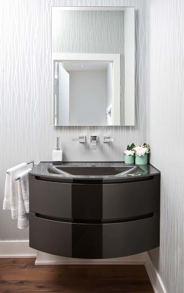 シカゴにある小さなコンテンポラリースタイルのおしゃれなバスルーム (浴槽なし) (家具調キャビネット、グレーのキャビネット、ガラスの洗面台、無垢フローリング) の写真