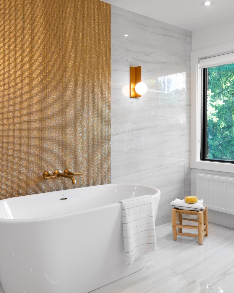 На фото: ванная комната в современном стиле с отдельно стоящей ванной, бежевой плиткой, плиткой мозаикой, белыми стенами и белым полом с