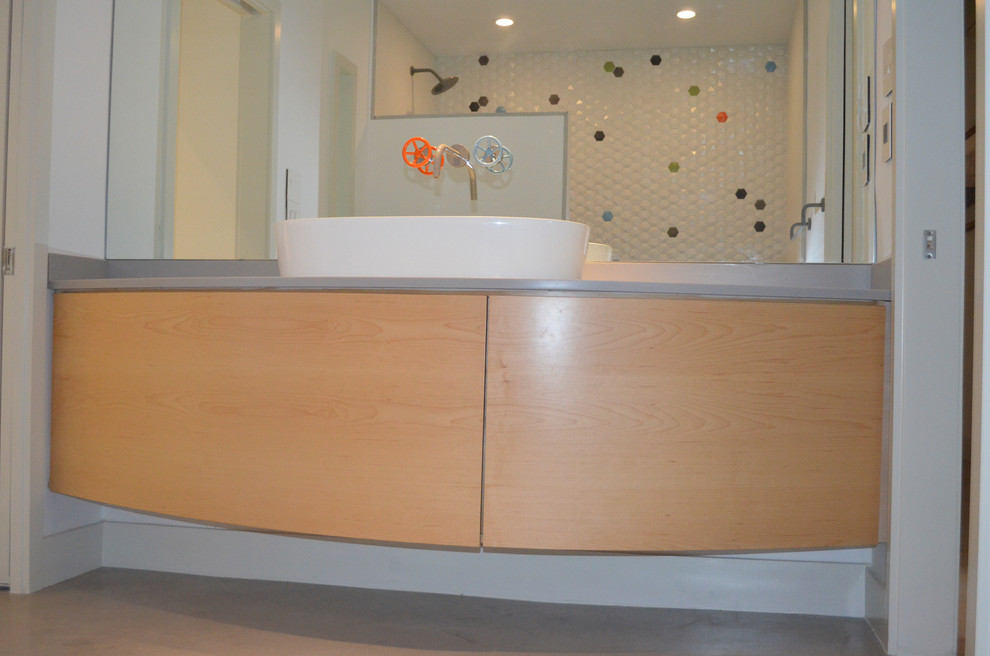 Inspiration för moderna badrum, med skåp i ljust trä, en öppen dusch, flerfärgad kakel, vita väggar och betonggolv