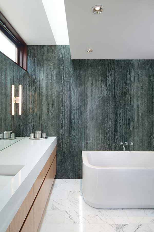Idee per una stanza da bagno padronale contemporanea di medie dimensioni con ante lisce, ante in legno chiaro, vasca freestanding, WC monopezzo, piastrelle bianche, pareti verdi, pavimento in marmo e lavabo integrato