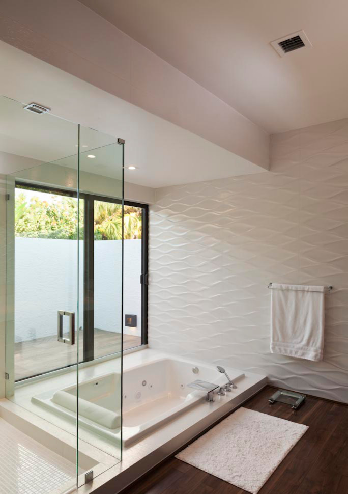 Стильный дизайн: главная ванная комната в стиле модернизм с накладной ванной, угловым душем, белой плиткой, керамической плиткой, белыми стенами, полом из бамбука, коричневым полом и душем с распашными дверями - последний тренд