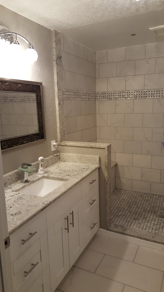 Modern inredning av ett mellanstort bastu, med skåp i shakerstil, vita skåp, en toalettstol med hel cisternkåpa, vit kakel, porslinskakel, grå väggar, klinkergolv i porslin, ett nedsänkt handfat och granitbänkskiva