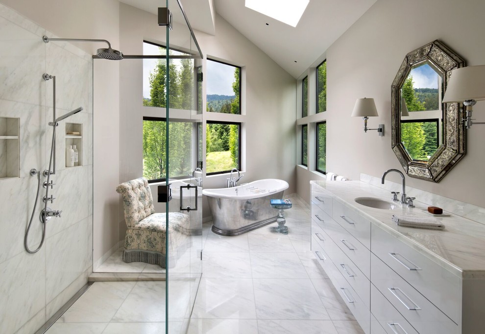 Imagen de cuarto de baño contemporáneo con ducha con puerta con bisagras
