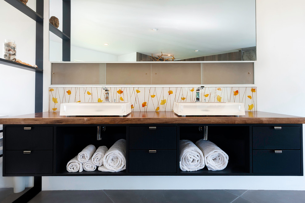 Идея дизайна: большая главная ванная комната в стиле модернизм с плоскими фасадами, черными фасадами, открытым душем, серой плиткой, белыми стенами, полом из сланца, настольной раковиной и столешницей из дерева