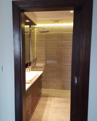Стильный дизайн: главная ванная комната среднего размера в стиле модернизм с плоскими фасадами, душем без бортиков, серой плиткой, керамической плиткой и консольной раковиной - последний тренд