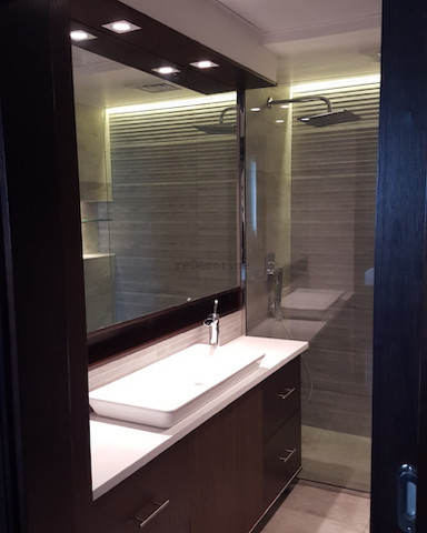 Foto di una stanza da bagno padronale moderna di medie dimensioni con ante lisce, doccia a filo pavimento, piastrelle grigie, piastrelle in ceramica e lavabo a consolle