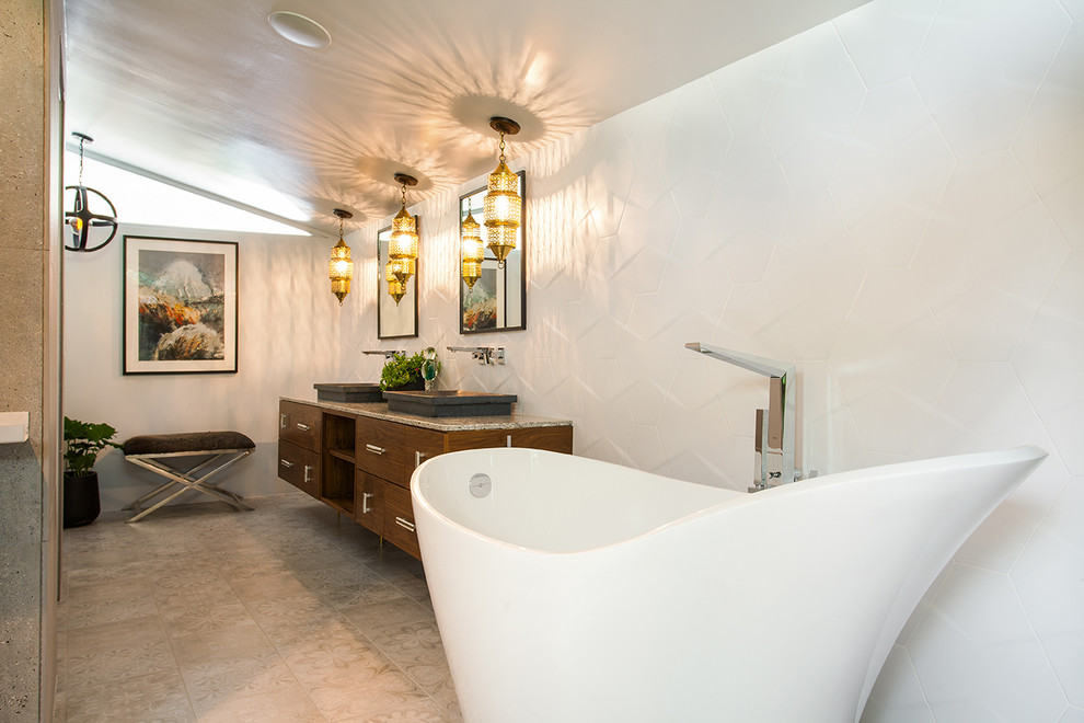 Foto di una grande stanza da bagno padronale moderna con ante lisce, ante in legno scuro, vasca freestanding, pareti bianche, pavimento con piastrelle a mosaico, lavabo a bacinella e top in granito