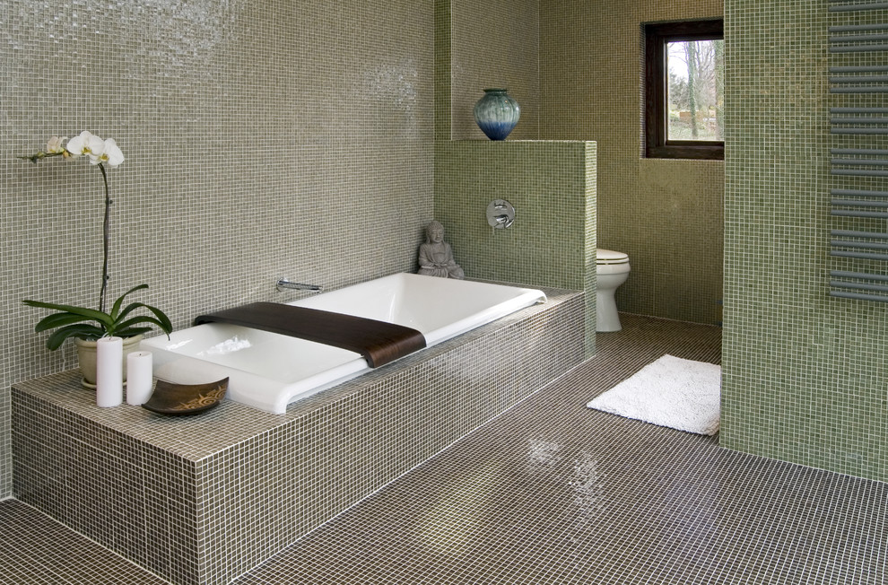 Ejemplo de cuarto de baño minimalista con baldosas y/o azulejos en mosaico