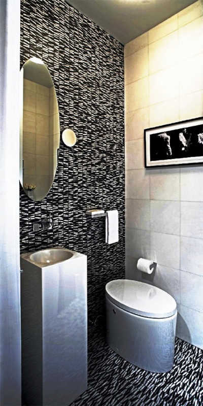 Ispirazione per una stanza da bagno minimalista di medie dimensioni con doccia aperta, WC monopezzo, pistrelle in bianco e nero, piastrelle di marmo, pareti bianche, pavimento in marmo, lavabo a colonna, pavimento nero e doccia aperta