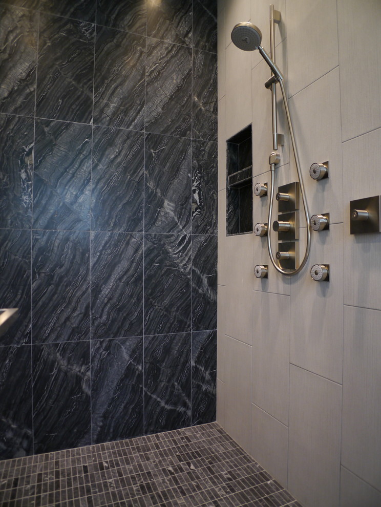 Пример оригинального дизайна: большая главная ванная комната в современном стиле с душем без бортиков, черной плиткой, каменной плиткой и мраморным полом