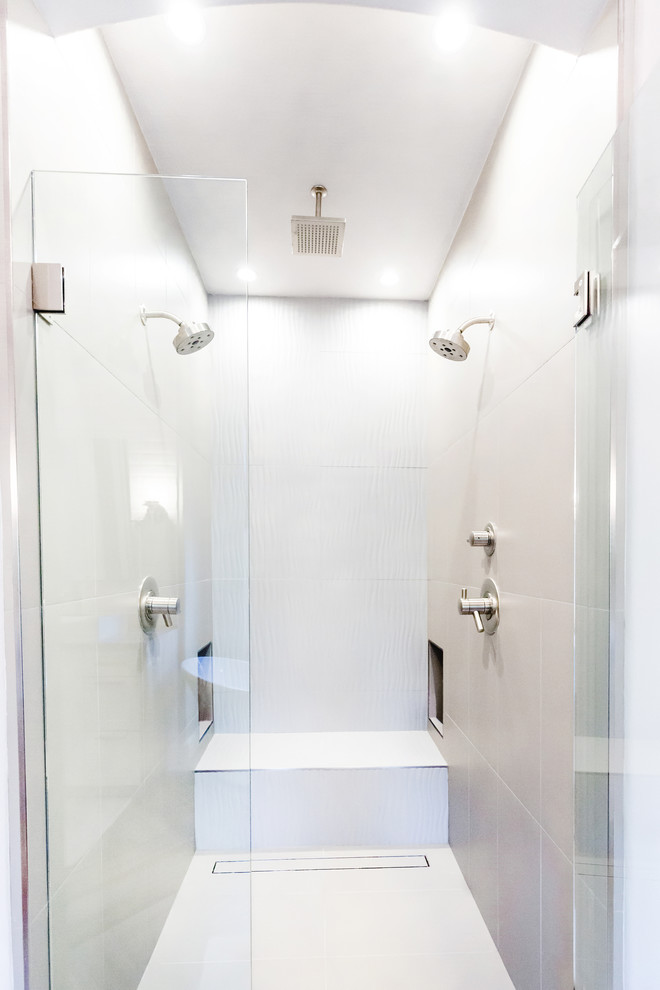 На фото: главная ванная комната среднего размера в стиле модернизм с фасадами островного типа, белыми фасадами, отдельно стоящей ванной, двойным душем, раздельным унитазом, серой плиткой, керамогранитной плиткой, серыми стенами, светлым паркетным полом, настольной раковиной, мраморной столешницей, белым полом и открытым душем с