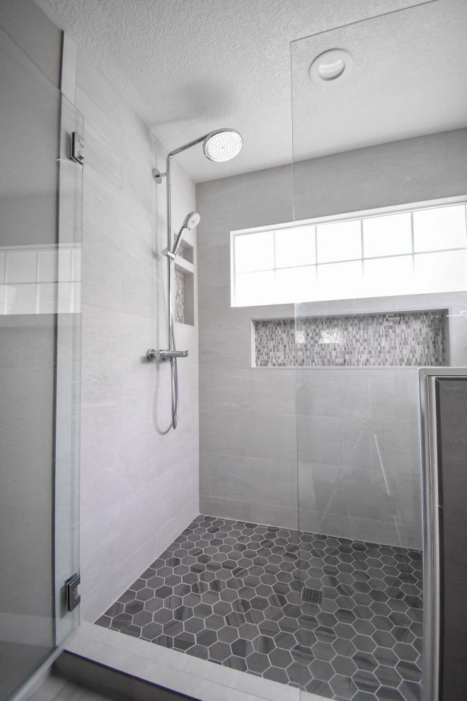 Exempel på ett stort modernt vit vitt en-suite badrum, med luckor med infälld panel, skåp i mellenmörkt trä, en dusch i en alkov, en toalettstol med separat cisternkåpa, grå kakel, keramikplattor, grå väggar, klinkergolv i keramik, ett undermonterad handfat, bänkskiva i kvarts, grått golv och dusch med gångjärnsdörr