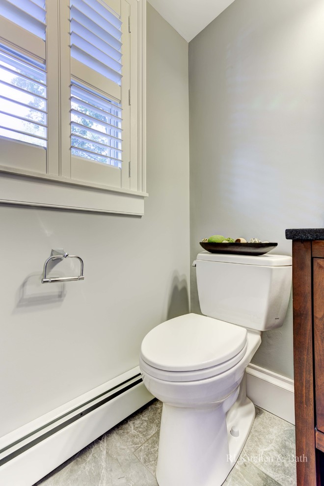 Inspiration för små amerikanska toaletter, med ett undermonterad handfat, luckor med upphöjd panel, skåp i mellenmörkt trä, granitbänkskiva, en toalettstol med separat cisternkåpa, grå väggar och klinkergolv i porslin
