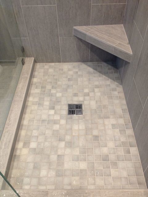 Ejemplo de cuarto de baño principal moderno grande con baldosas y/o azulejos grises, baldosas y/o azulejos en mosaico, paredes grises y suelo de baldosas de porcelana