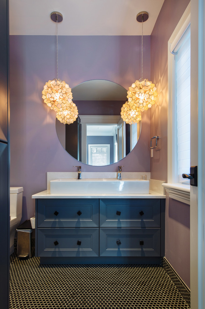 Пример оригинального дизайна: ванная комната среднего размера в современном стиле с плиткой мозаикой, фасадами с утопленной филенкой, синими фасадами, черной плиткой, фиолетовыми стенами, полом из мозаичной плитки, душевой кабиной, настольной раковиной и столешницей из искусственного камня