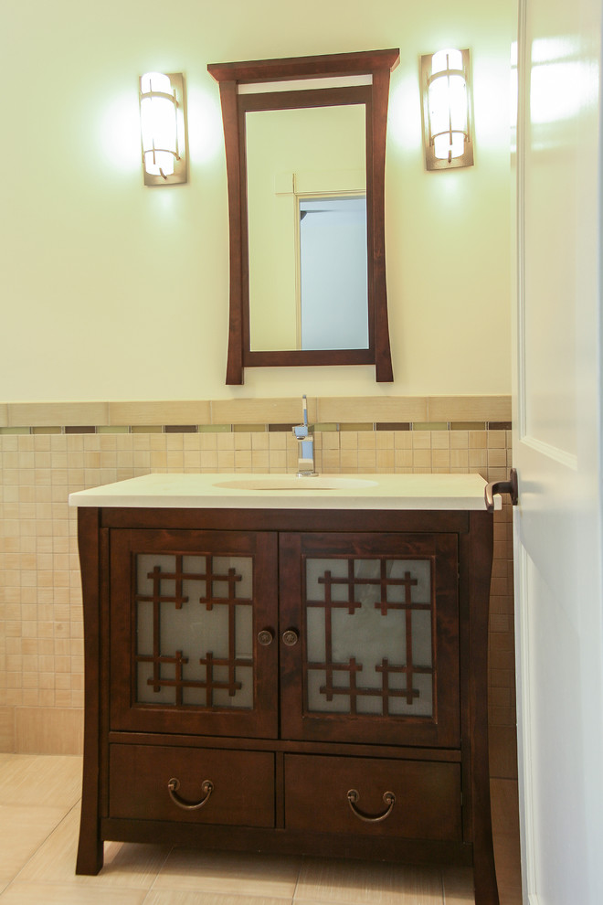 Bild på ett mellanstort orientaliskt badrum, med ett undermonterad handfat, möbel-liknande, skåp i ljust trä, granitbänkskiva, ett platsbyggt badkar, en dusch/badkar-kombination, en toalettstol med separat cisternkåpa, brun kakel, porslinskakel, vita väggar och klinkergolv i porslin