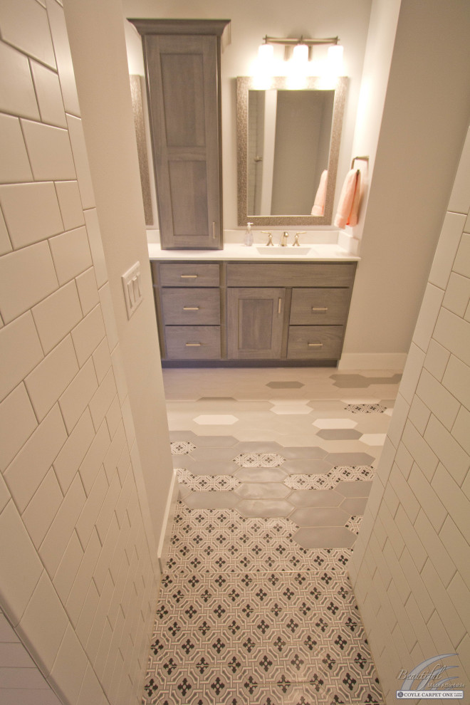 Exempel på ett stort klassiskt vit vitt en-suite badrum, med luckor med infälld panel, skåp i mellenmörkt trä, en kantlös dusch, vita väggar, klinkergolv i porslin, ett integrerad handfat, bänkskiva i kvarts, flerfärgat golv och med dusch som är öppen
