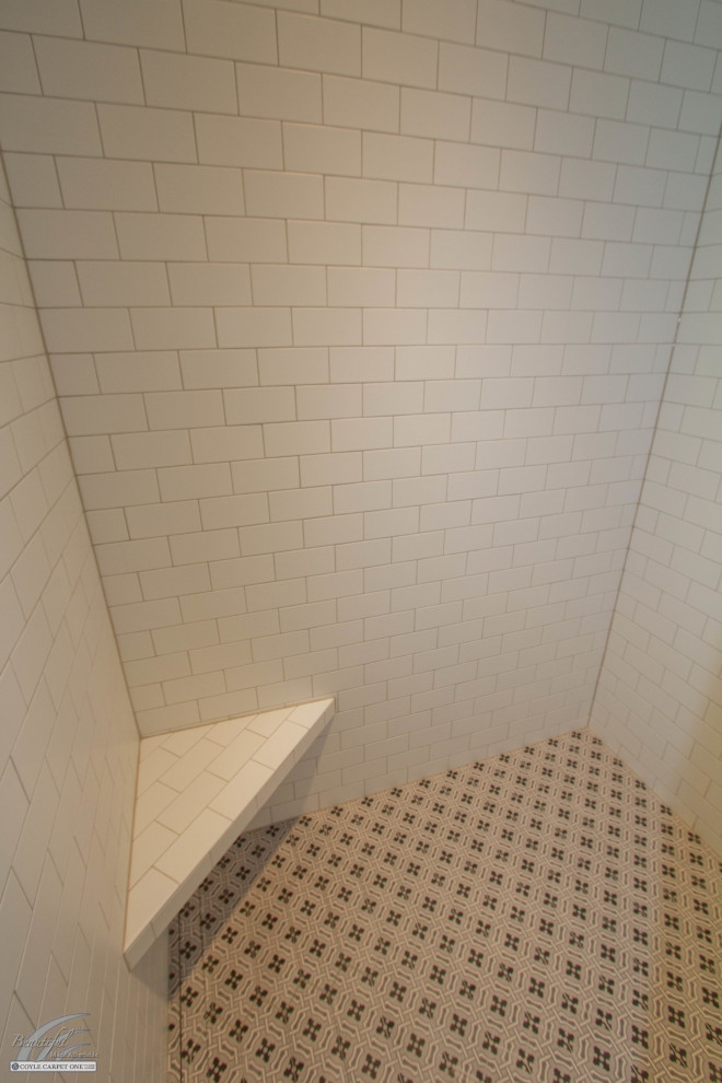 Aménagement d'une salle de bain classique avec une douche d'angle, un mur blanc, un sol en carrelage de porcelaine, un sol multicolore, aucune cabine et un banc de douche.