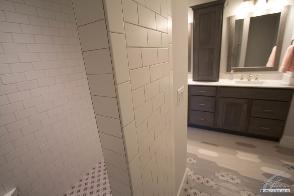 Idéer för ett stort klassiskt en-suite badrum, med luckor med infälld panel, skåp i mellenmörkt trä, en kantlös dusch, vita väggar, klinkergolv i porslin, flerfärgat golv och med dusch som är öppen