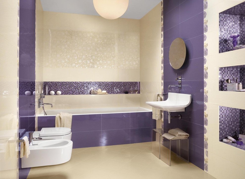 Esempio di una stanza da bagno minimalista di medie dimensioni con vasca da incasso, WC sospeso, piastrelle beige, piastrelle in ceramica, pavimento con piastrelle in ceramica e lavabo sospeso