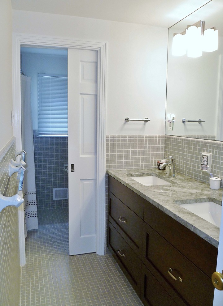 Cette photo montre une petite salle de bain principale moderne en bois foncé avec un lavabo encastré, un placard à porte plane, un plan de toilette en marbre, des carreaux de porcelaine, un mur blanc et un carrelage gris.