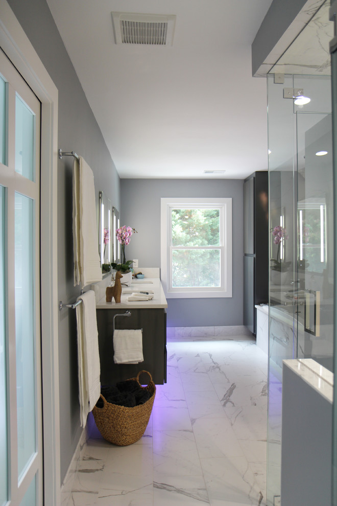 Cette image montre une salle de bain principale minimaliste en bois brun de taille moyenne avec un placard à porte plane, une baignoire posée, une douche à l'italienne, un bidet, un carrelage noir et blanc, des carreaux de porcelaine, un mur gris, un sol en carrelage de porcelaine, un lavabo encastré, un plan de toilette en quartz modifié, un sol blanc, une cabine de douche à porte battante et un plan de toilette blanc.