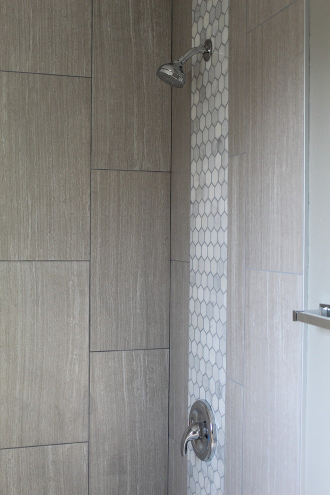 Ispirazione per una piccola stanza da bagno moderna con piastrelle grigie, piastrelle in gres porcellanato, top in quarzite e top bianco