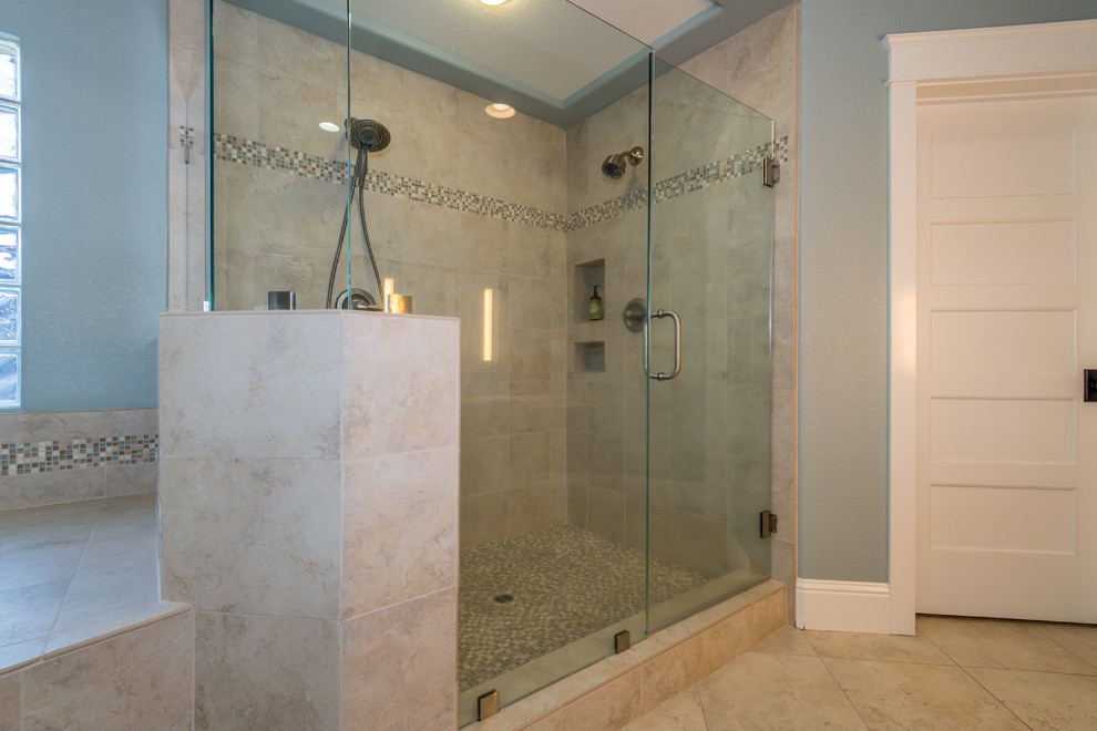 На фото: большая главная ванная комната в классическом стиле с фасадами в стиле шейкер, белыми фасадами, накладной ванной, душем в нише, синими стенами, полом из известняка, врезной раковиной, столешницей терраццо, бежевым полом и душем с распашными дверями