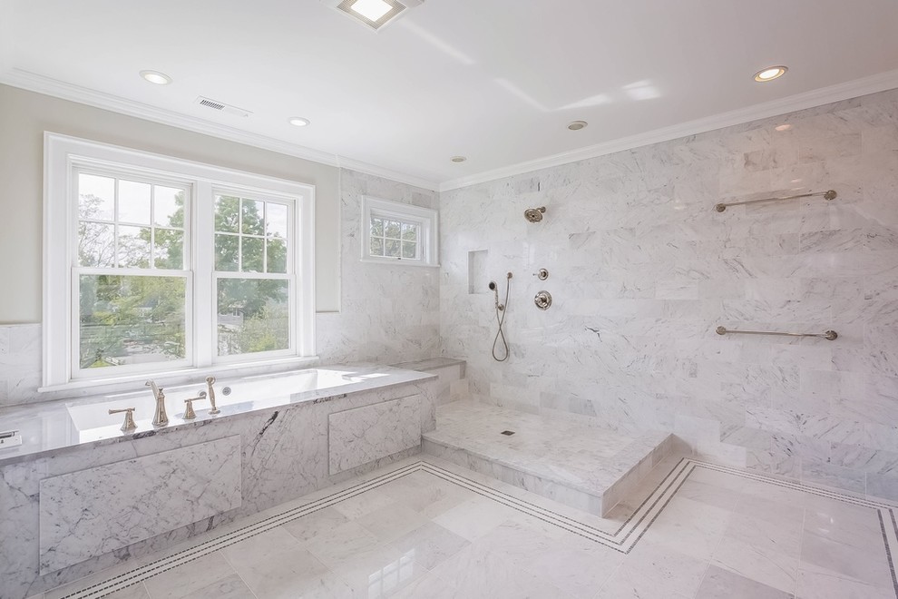 Modern inredning av ett mycket stort en-suite badrum, med luckor med infälld panel, vita skåp, ett platsbyggt badkar, en öppen dusch, grå kakel, marmorkakel, beige väggar, klinkergolv i keramik, marmorbänkskiva, grått golv och med dusch som är öppen