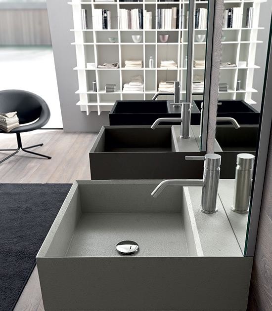 Idee per una stanza da bagno minimalista con ante grigie, pareti grigie, lavabo a colonna, top in cemento e pavimento marrone