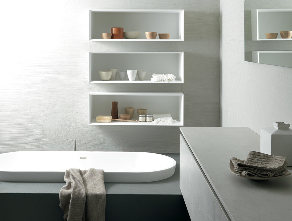 Inspiration för ett funkis en-suite badrum, med grå skåp, ett platsbyggt badkar, en öppen dusch, grå väggar, ett integrerad handfat och med dusch som är öppen