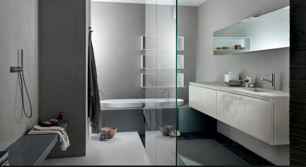 Idéer för ett modernt en-suite badrum, med grå skåp, ett platsbyggt badkar, en öppen dusch, grå väggar, ett integrerad handfat och med dusch som är öppen