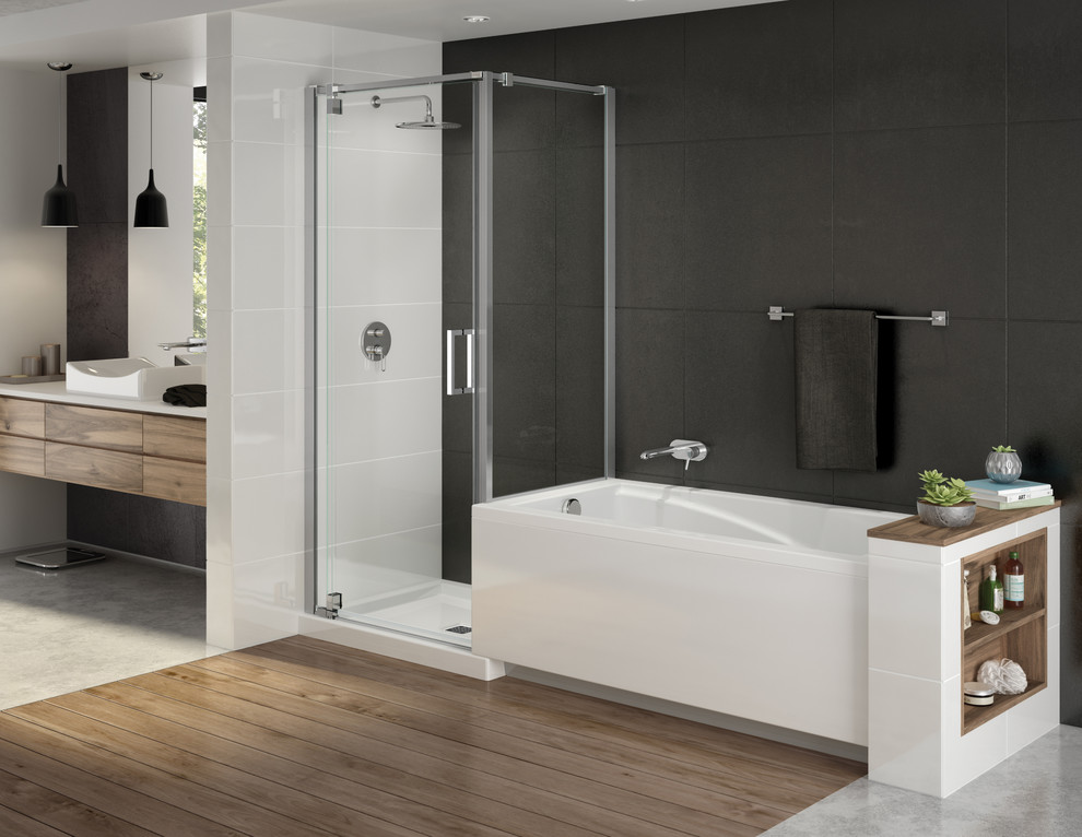 Foto de cuarto de baño contemporáneo con bañera empotrada, ducha esquinera, baldosas y/o azulejos grises, paredes negras y suelo de madera clara