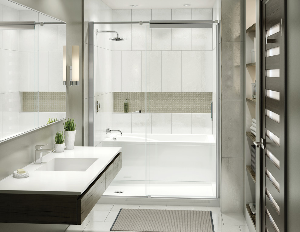Réalisation d'une salle de bain asiatique avec un combiné douche/baignoire, un carrelage blanc et un sol en carrelage de céramique.