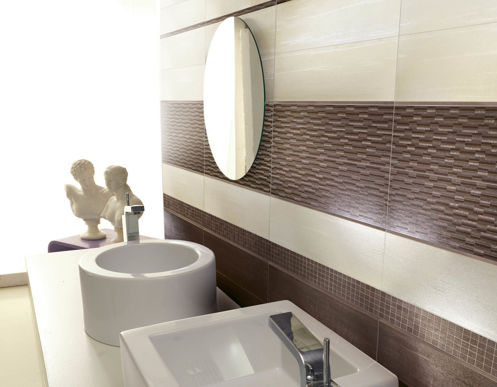 На фото: ванная комната в современном стиле с коричневой плиткой и керамической плиткой