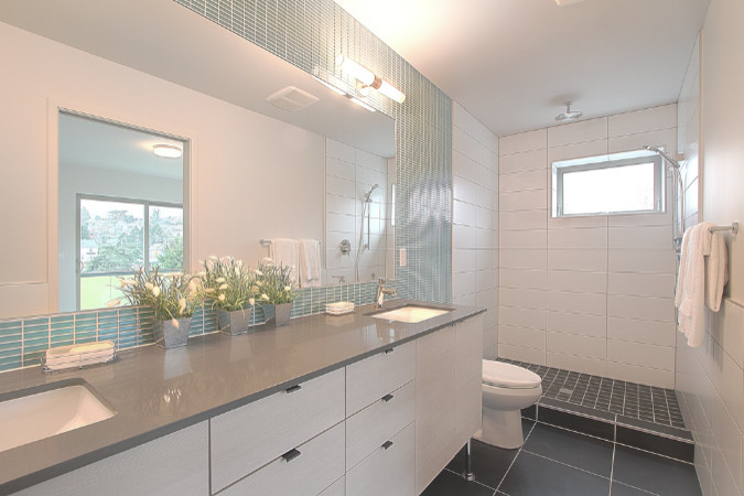 На фото: ванная комната в современном стиле с синей плиткой и стеклянной плиткой