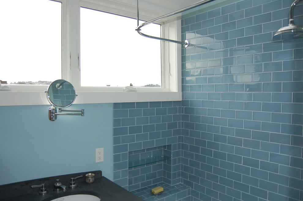 Idee per una stanza da bagno eclettica con piastrelle blu e piastrelle di vetro