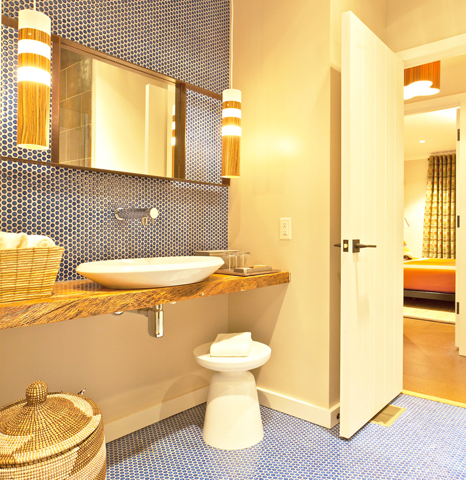 Idee per una stanza da bagno moderna con piastrelle in gres porcellanato, lavabo a bacinella e piastrelle blu