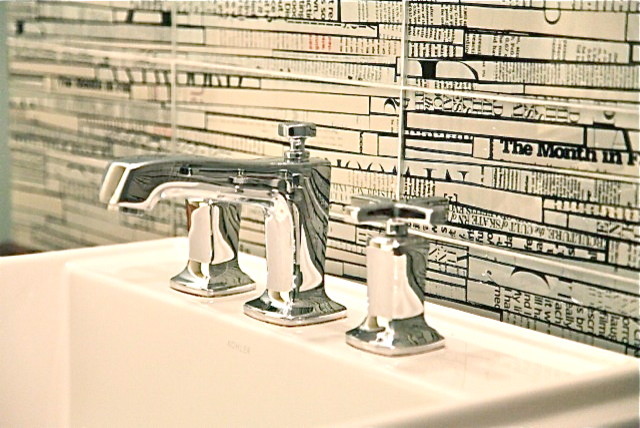 Imagen de cuarto de baño bohemio con baldosas y/o azulejos multicolor y baldosas y/o azulejos de vidrio