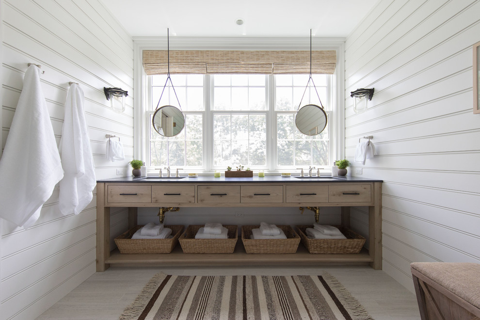 Идея дизайна: ванная комната в стиле кантри с светлыми деревянными фасадами, белыми стенами, врезной раковиной, серым полом и плоскими фасадами