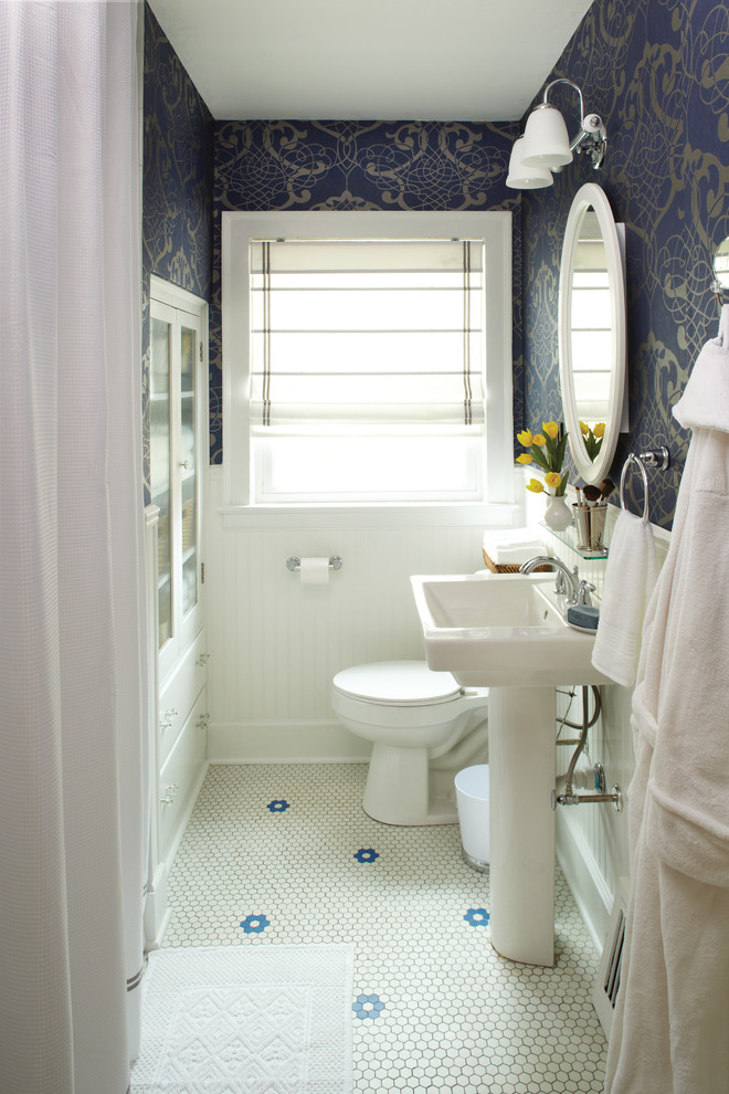 Exempel på ett klassiskt badrum, med blå väggar, mosaikgolv, ett piedestal handfat och vitt golv