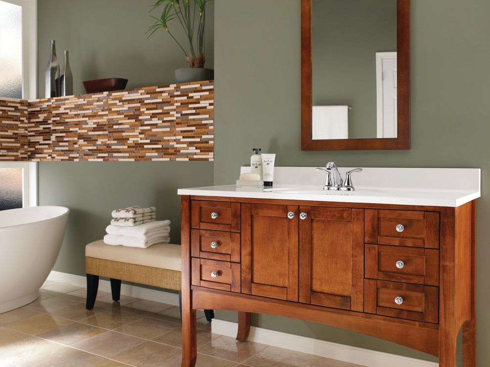Idée de décoration pour une salle de bain principale tradition en bois brun de taille moyenne avec un lavabo intégré, un placard avec porte à panneau encastré, une baignoire indépendante, un carrelage marron, un mur gris et un sol en carrelage de porcelaine.