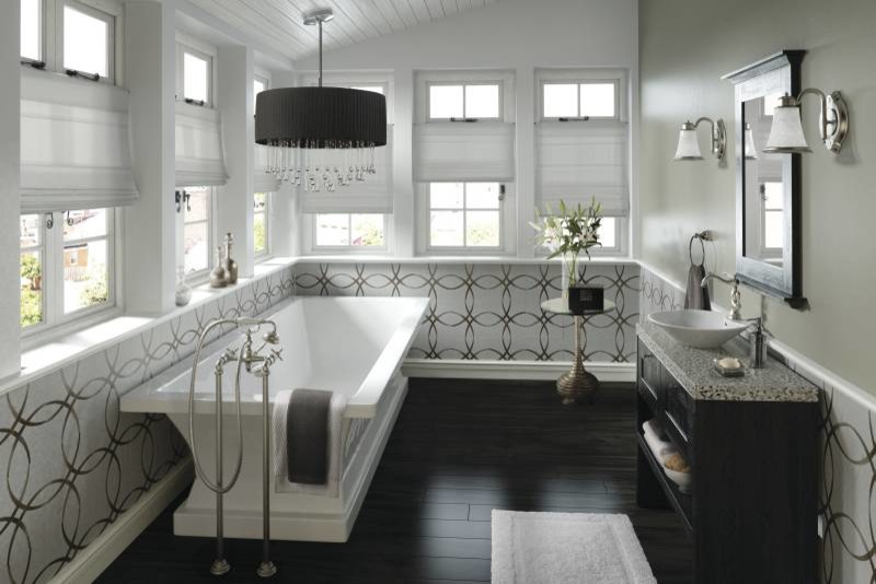 Diseño de cuarto de baño tradicional grande con lavabo sobreencimera, armarios tipo mueble, puertas de armario de madera en tonos medios, bañera exenta, paredes beige y suelo de madera oscura