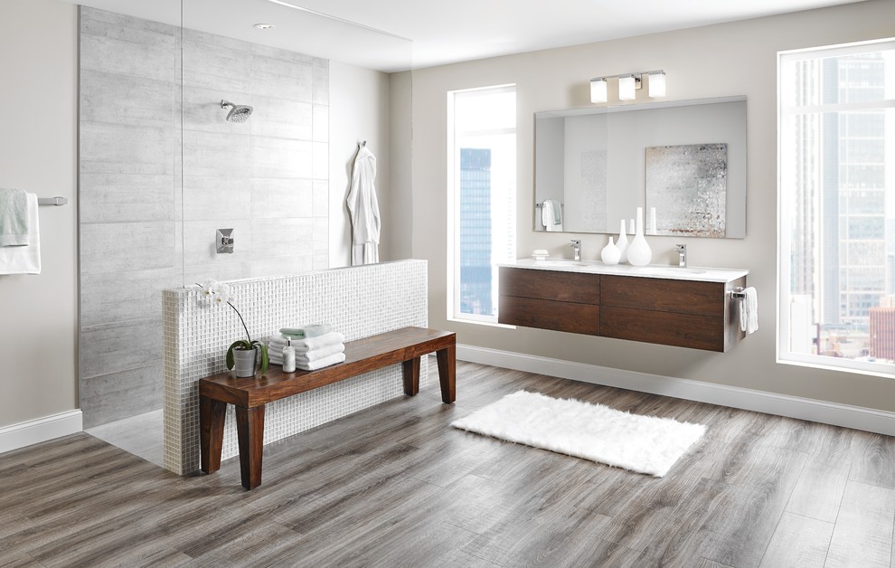 Modelo de cuarto de baño contemporáneo con armarios con paneles lisos, puertas de armario de madera oscura, ducha abierta y paredes grises